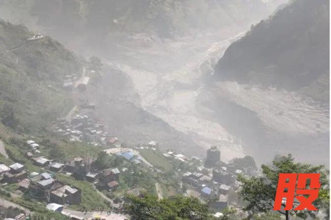 尼泊尔山洪冲毁村庄 死亡人数升至95人